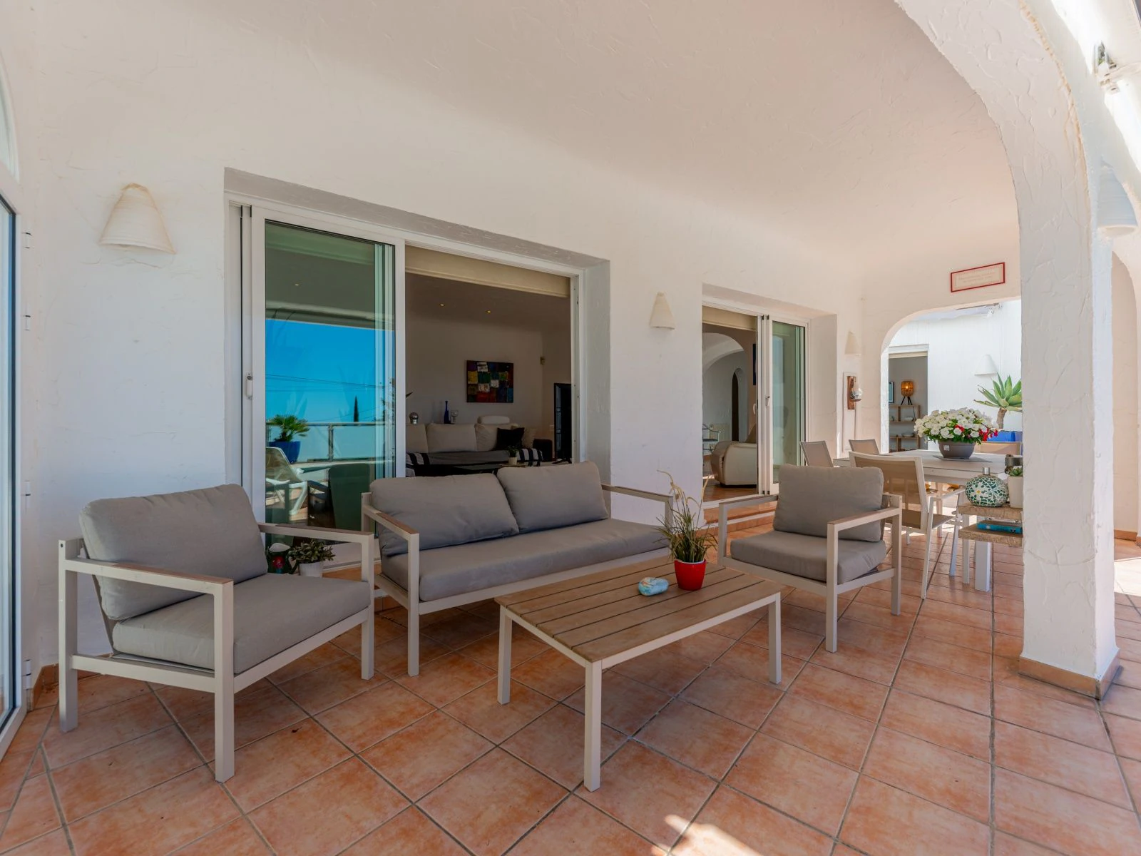 Villa con dos viviendas independientes, bonitas vistas al mar y a un paso de Moraira