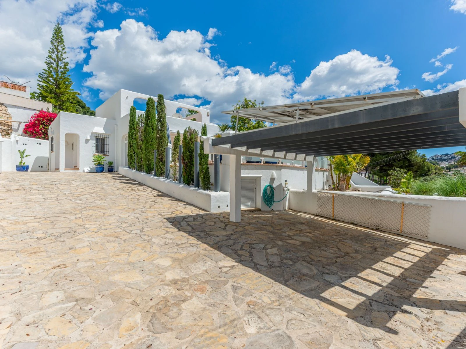 Villa con dos viviendas independientes, bonitas vistas al mar y a un paso de Moraira
