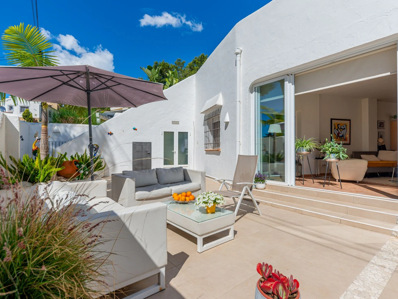 Villa con dos viviendas independientes, bonitas vistas al mar y a un paso de Moraira