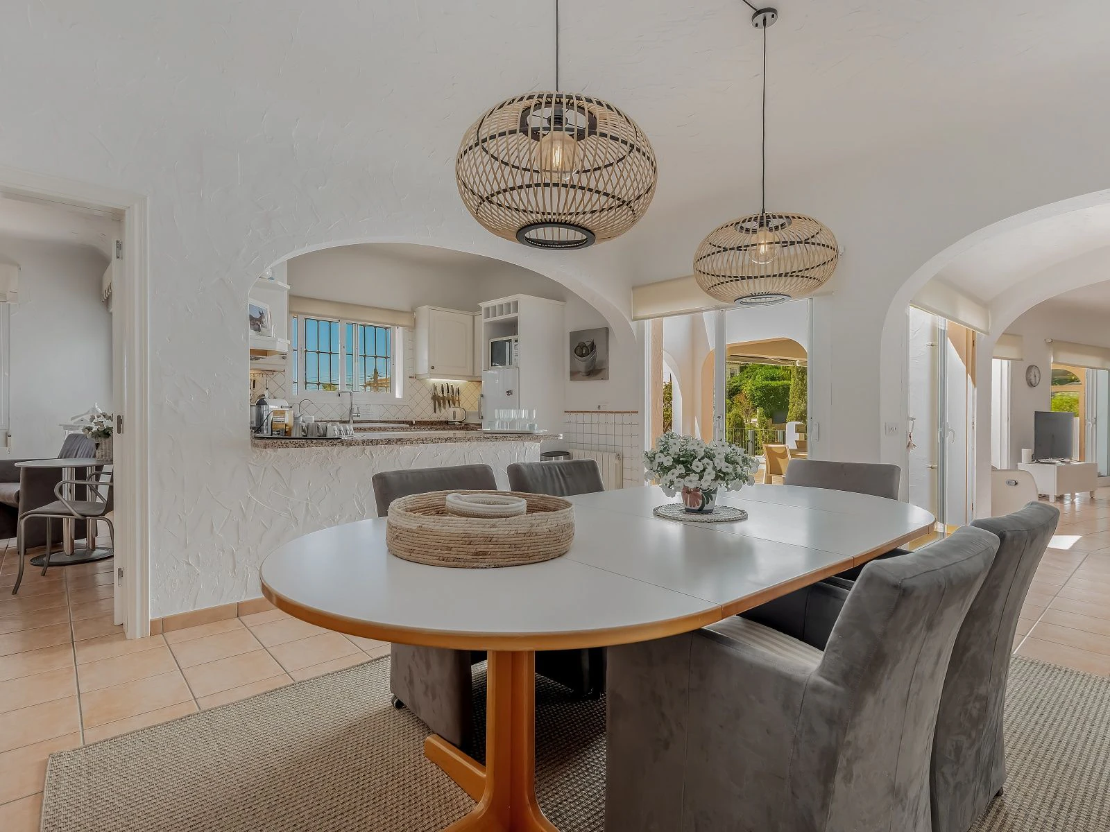 Villa con dos viviendas independientes, bonitas vistas al mar y a un paso de Moraira