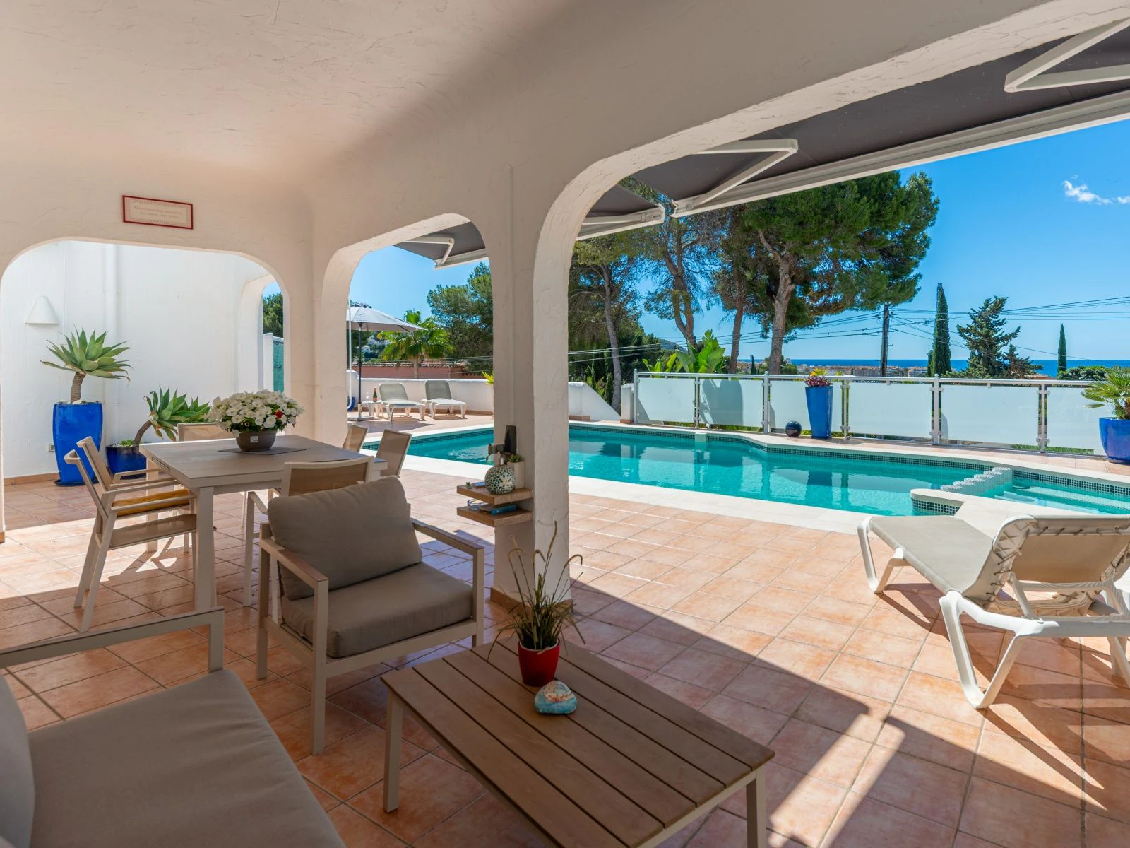 Villa con dos viviendas independientes, bonitas vistas al mar y a un paso de Moraira