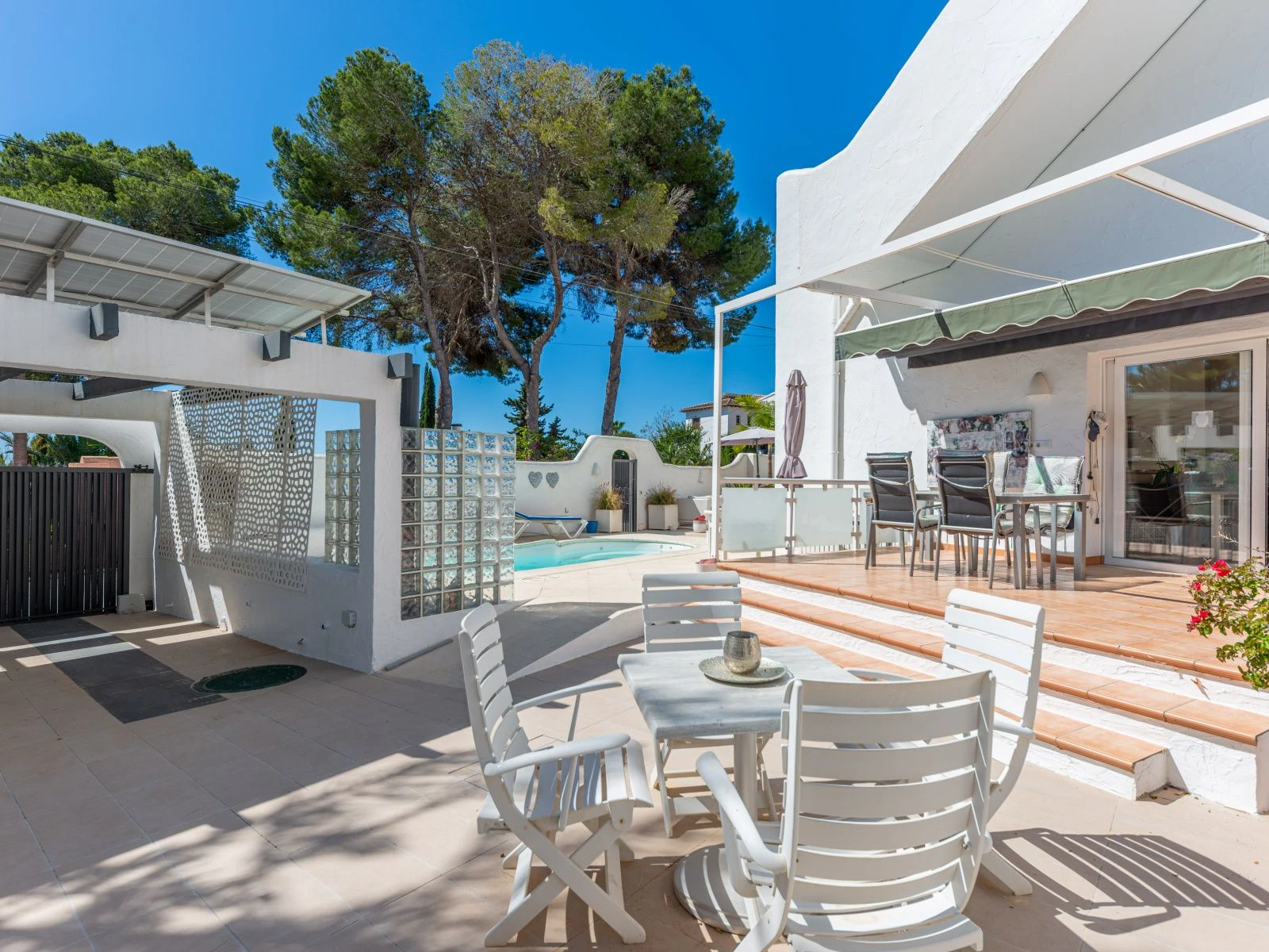 Villa con dos viviendas independientes, bonitas vistas al mar y a un paso de Moraira