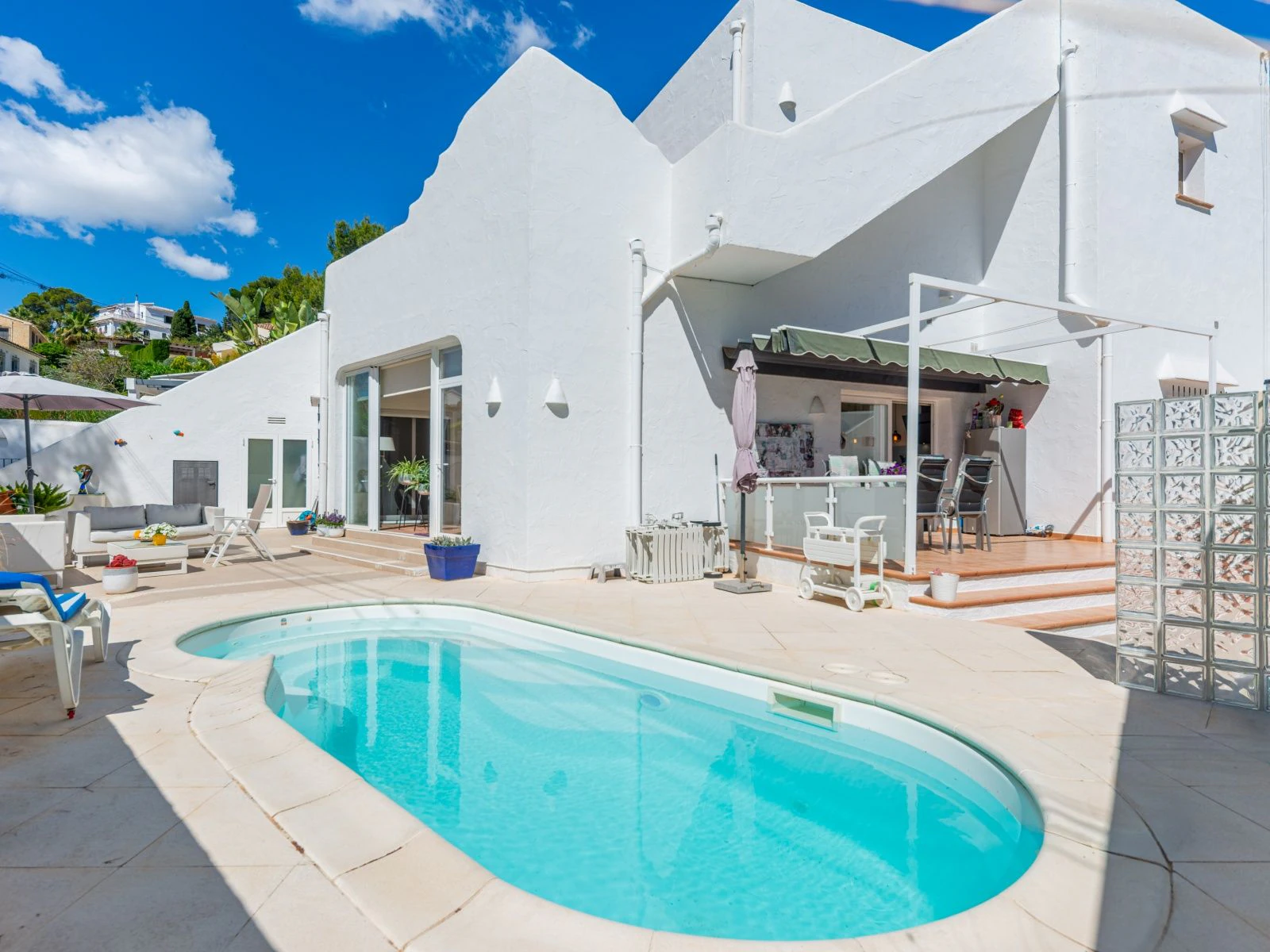 Villa con dos viviendas independientes, bonitas vistas al mar y a un paso de Moraira