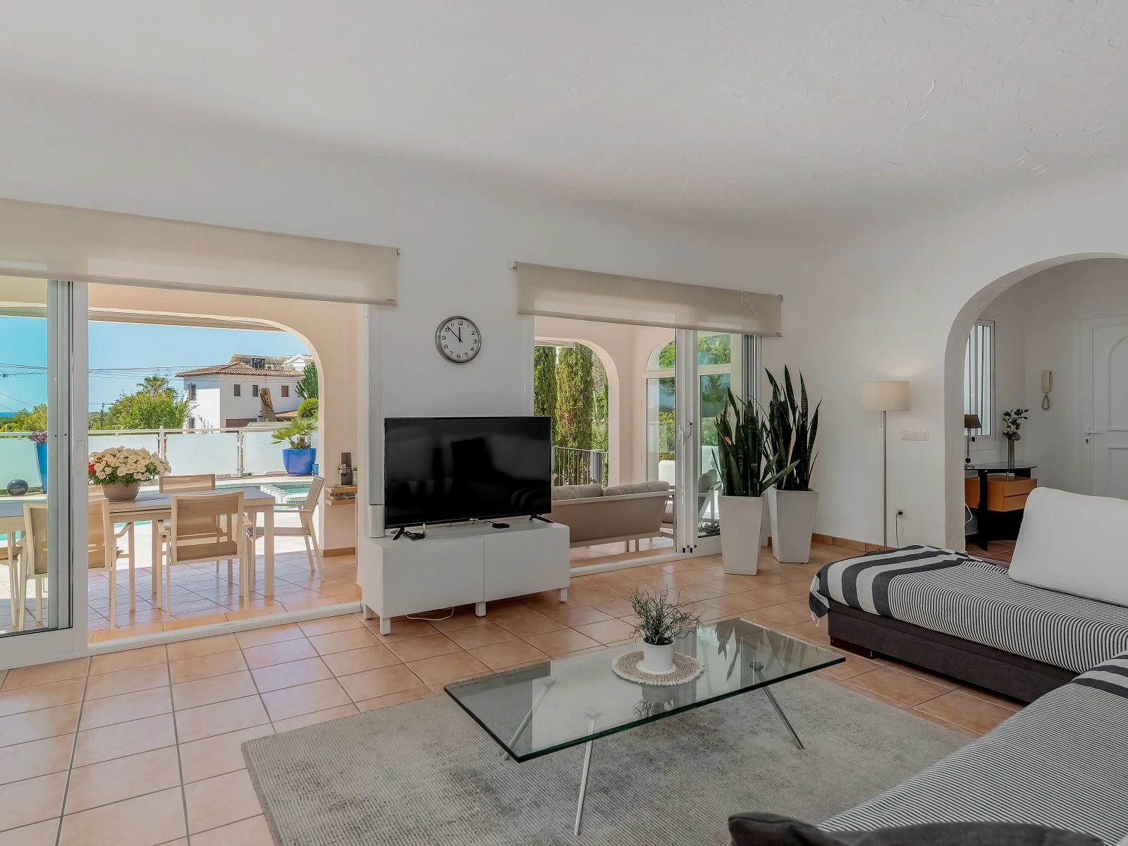 Villa con dos viviendas independientes, bonitas vistas al mar y a un paso de Moraira