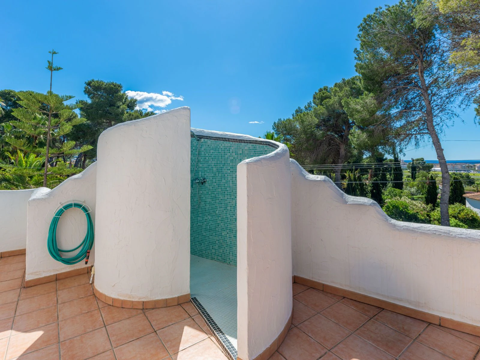 Villa con dos viviendas independientes, bonitas vistas al mar y a un paso de Moraira