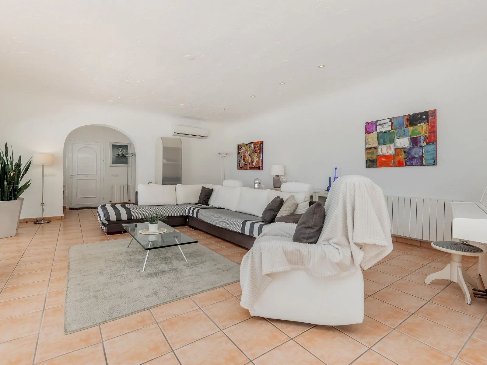 Villa con dos viviendas independientes, bonitas vistas al mar y a un paso de Moraira