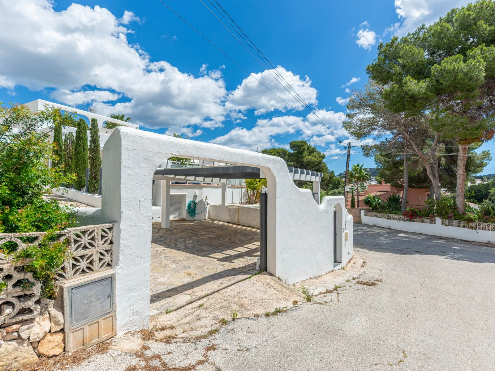 Villa con dos viviendas independientes, bonitas vistas al mar y a un paso de Moraira