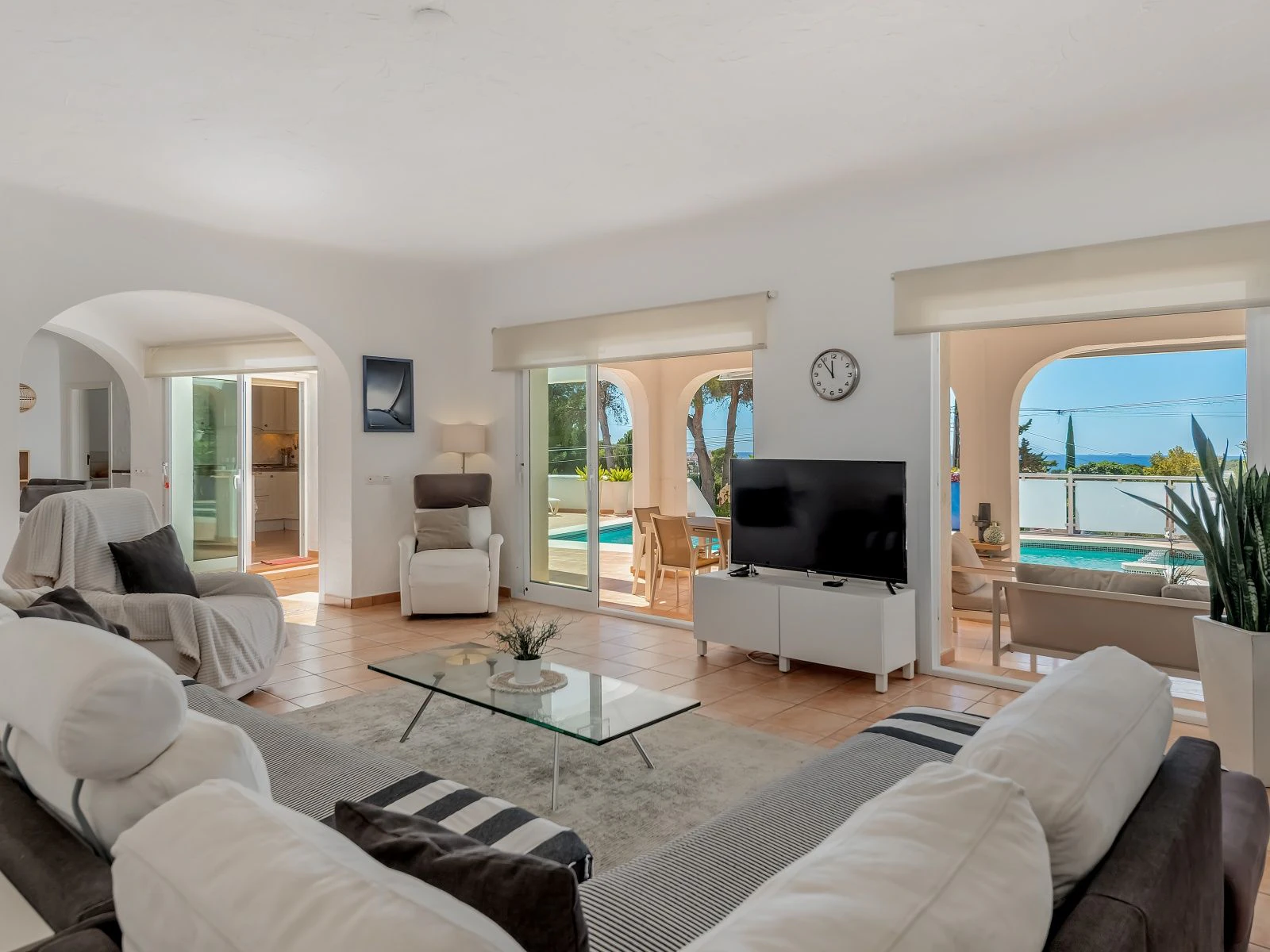 Villa con dos viviendas independientes, bonitas vistas al mar y a un paso de Moraira