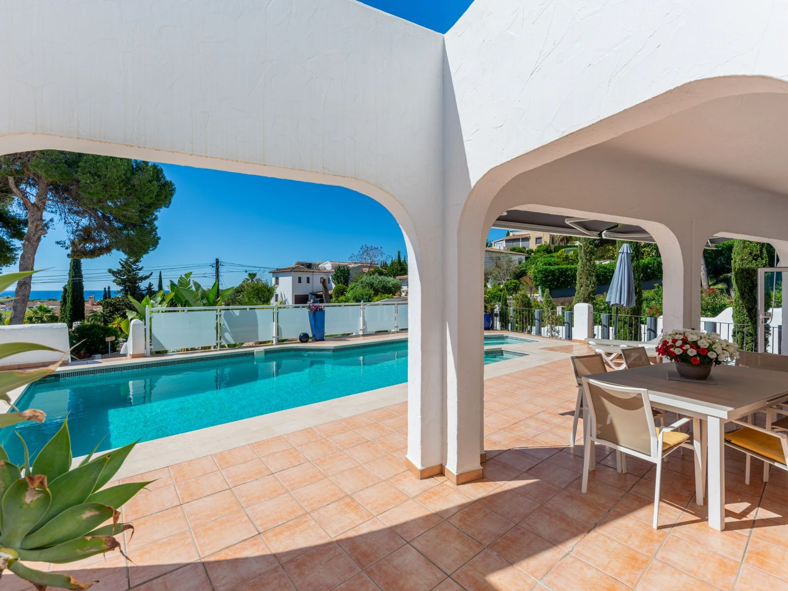 Villa con dos viviendas independientes, bonitas vistas al mar y a un paso de Moraira