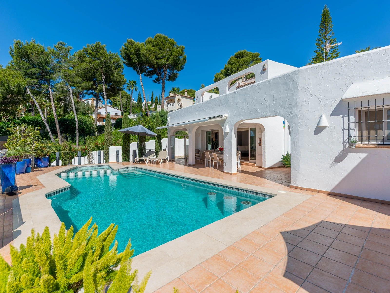 Villa con dos viviendas independientes, bonitas vistas al mar y a un paso de Moraira