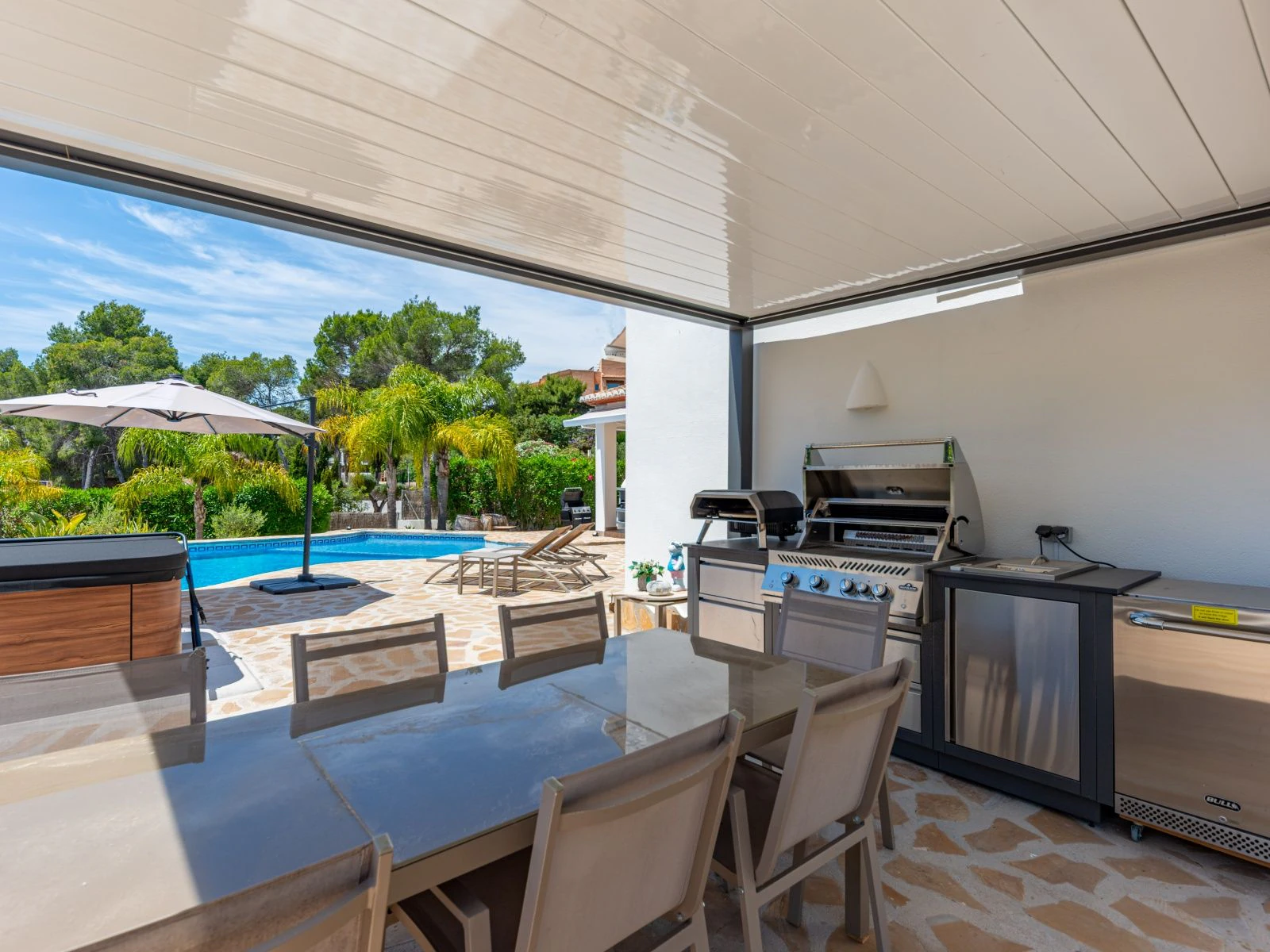 Estupenda villa mediterránea de una sola planta, a pocos pasos del centro y de la playa