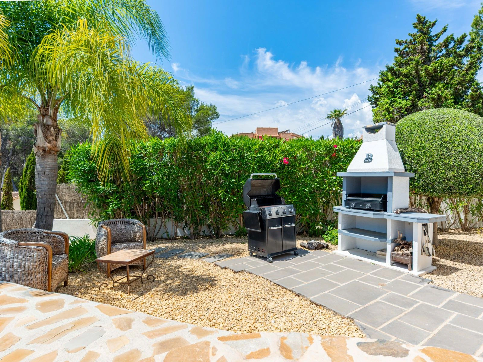Estupenda villa mediterránea de una sola planta, a pocos pasos del centro y de la playa