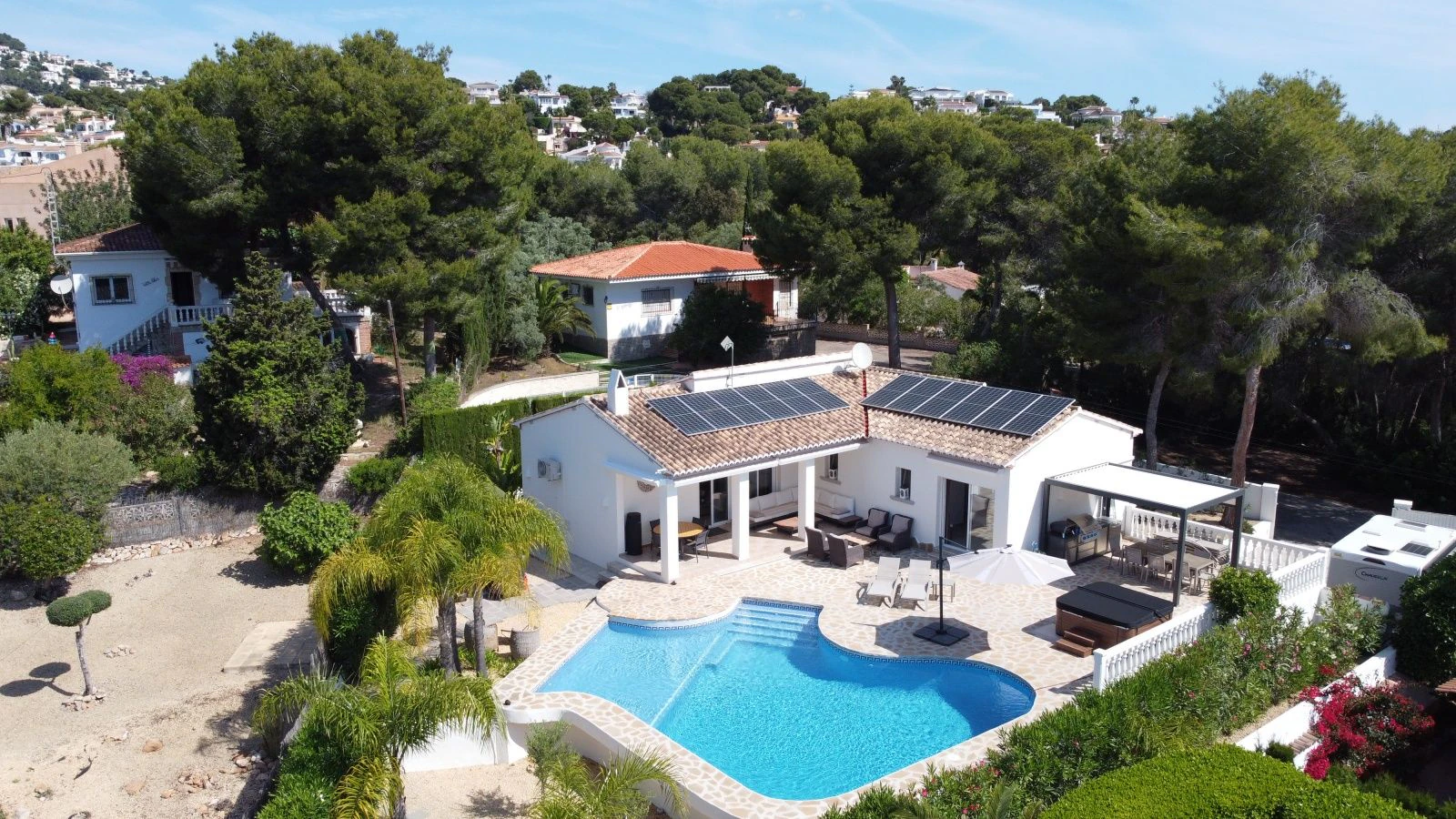 Estupenda villa mediterránea de una sola planta, a pocos pasos del centro y de la playa