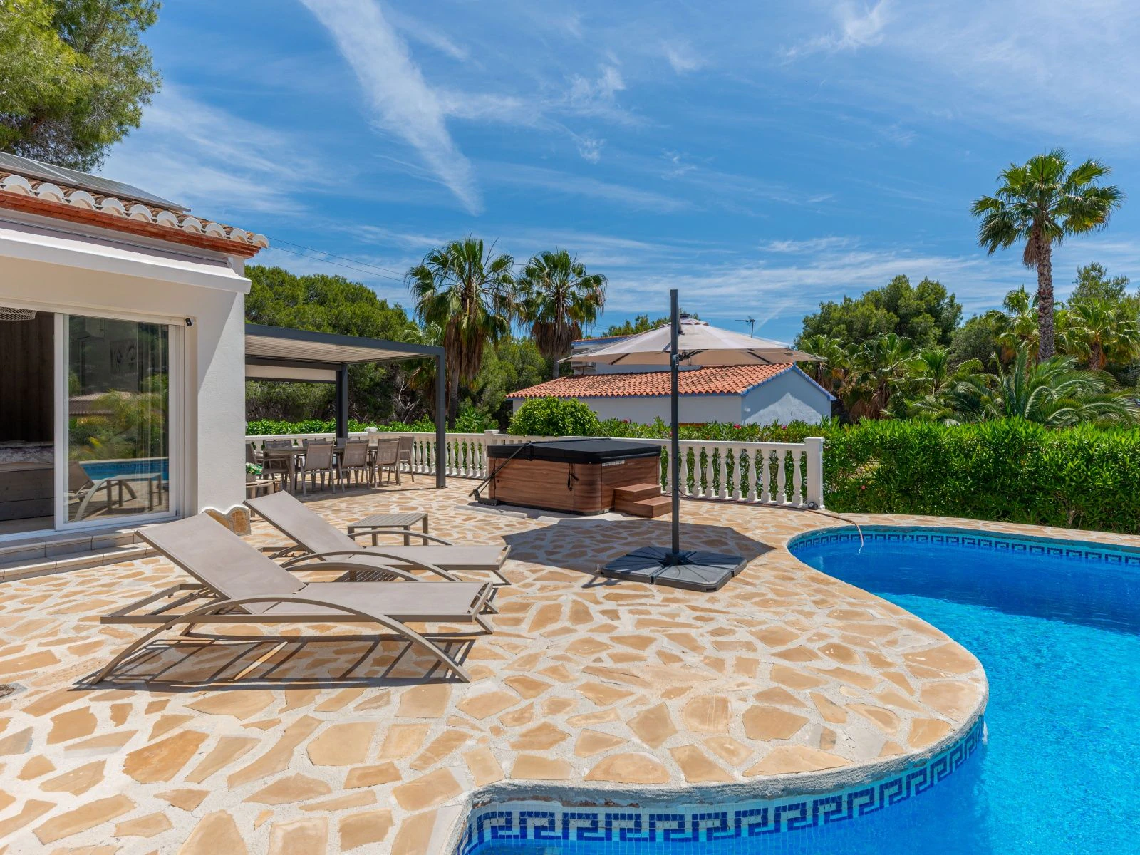 Estupenda villa mediterránea de una sola planta, a pocos pasos del centro y de la playa