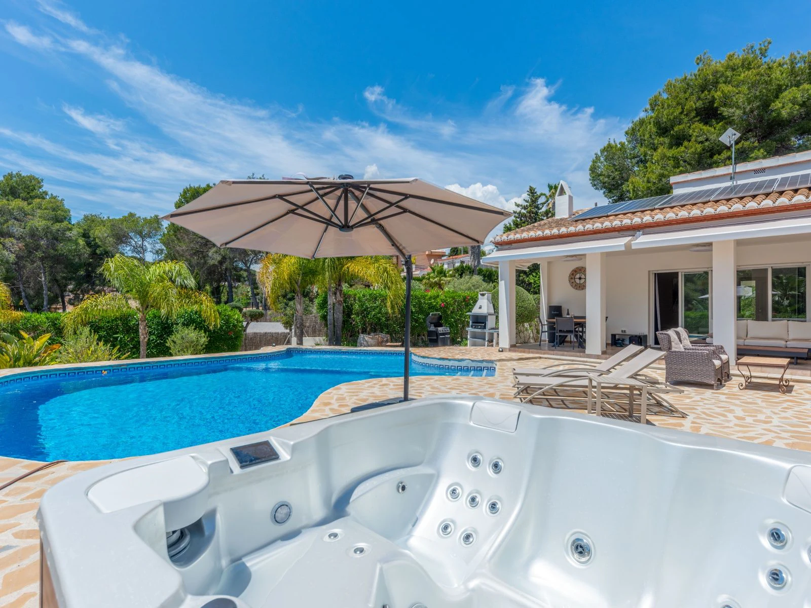 Estupenda villa mediterránea de una sola planta, a pocos pasos del centro y de la playa