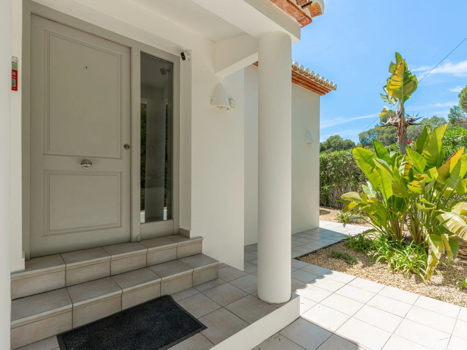 Estupenda villa mediterránea de una sola planta, a pocos pasos del centro y de la playa