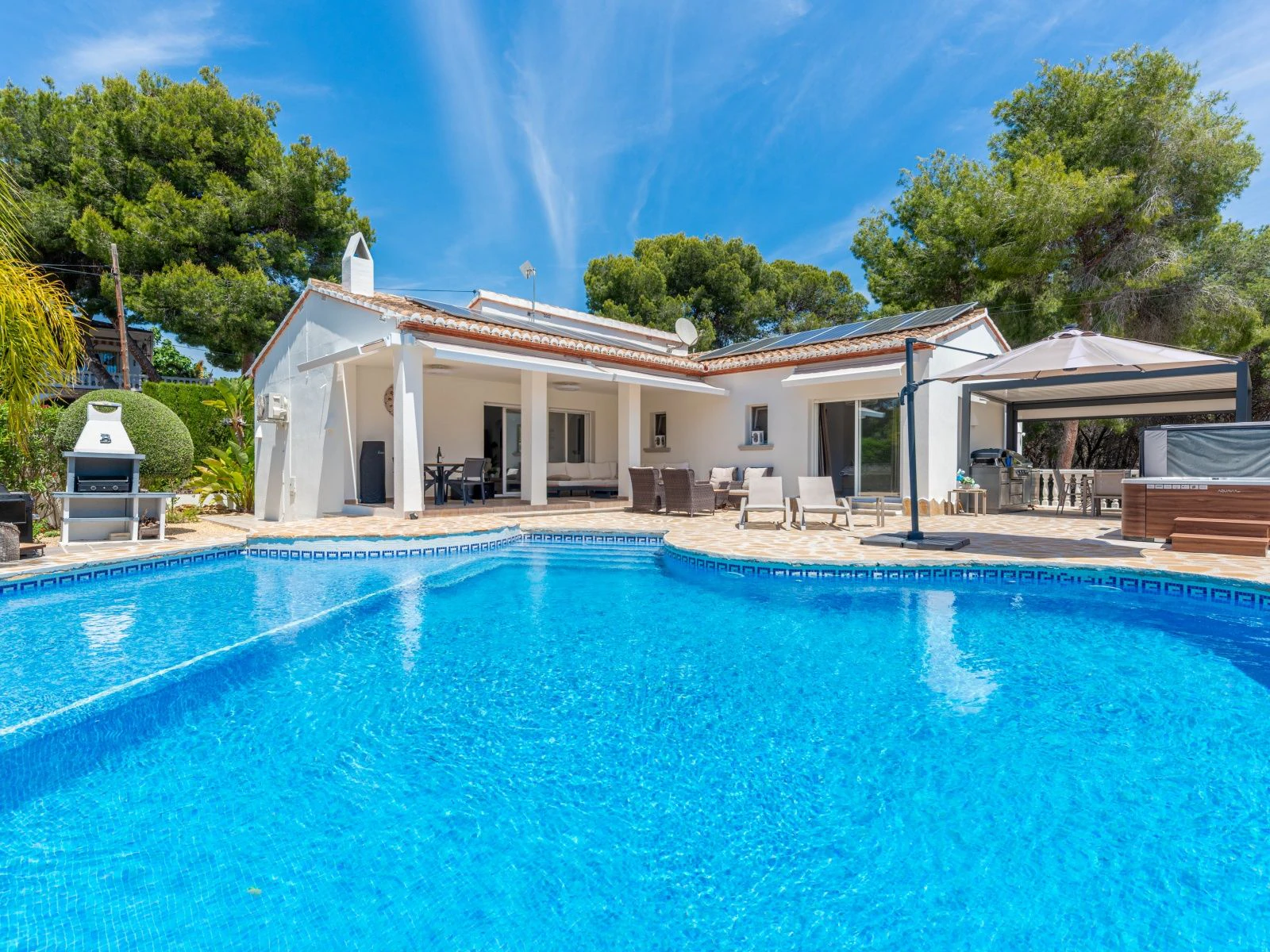Estupenda villa mediterránea de una sola planta, a pocos pasos del centro y de la playa