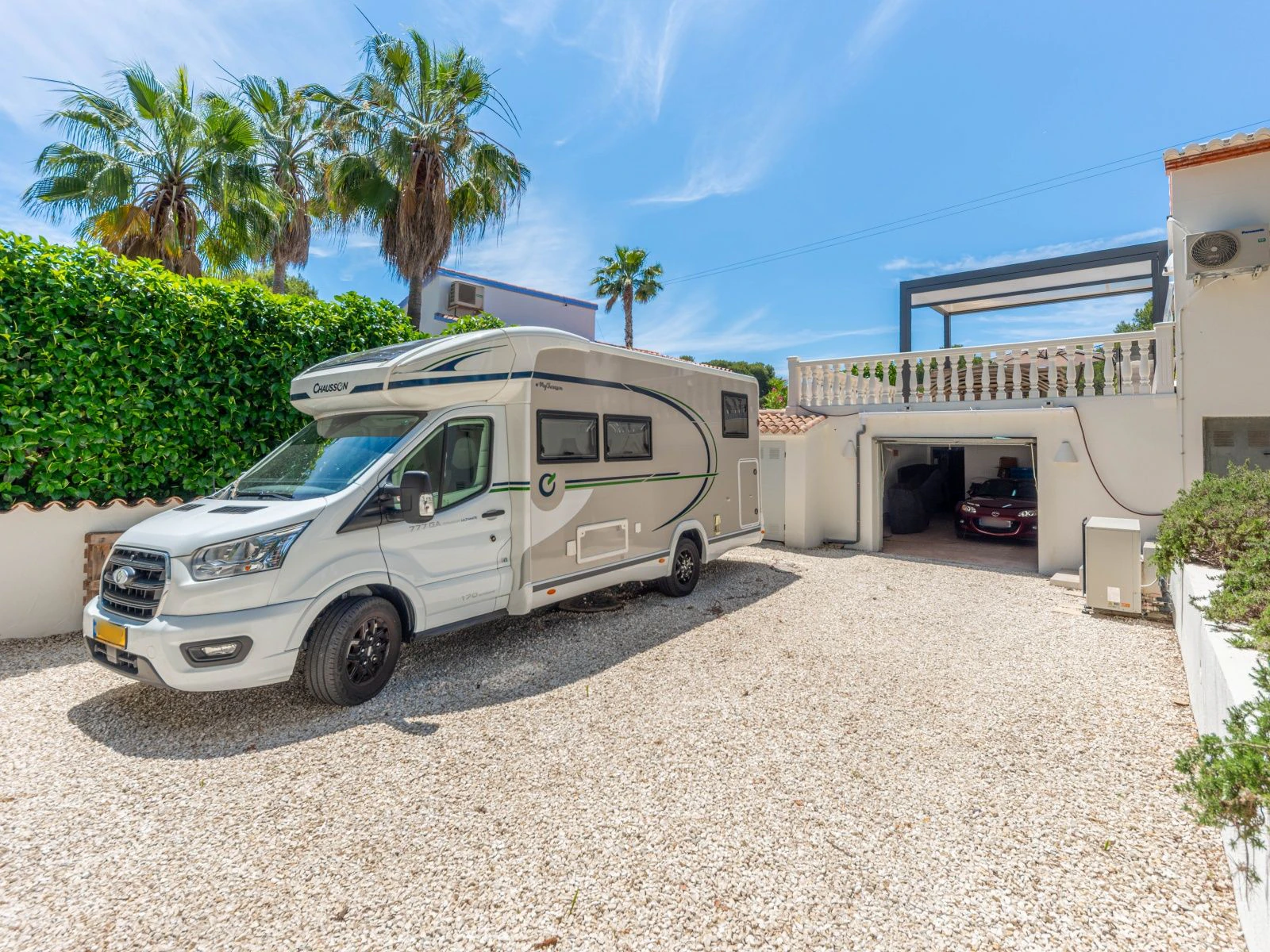 Estupenda villa mediterránea de una sola planta, a pocos pasos del centro y de la playa