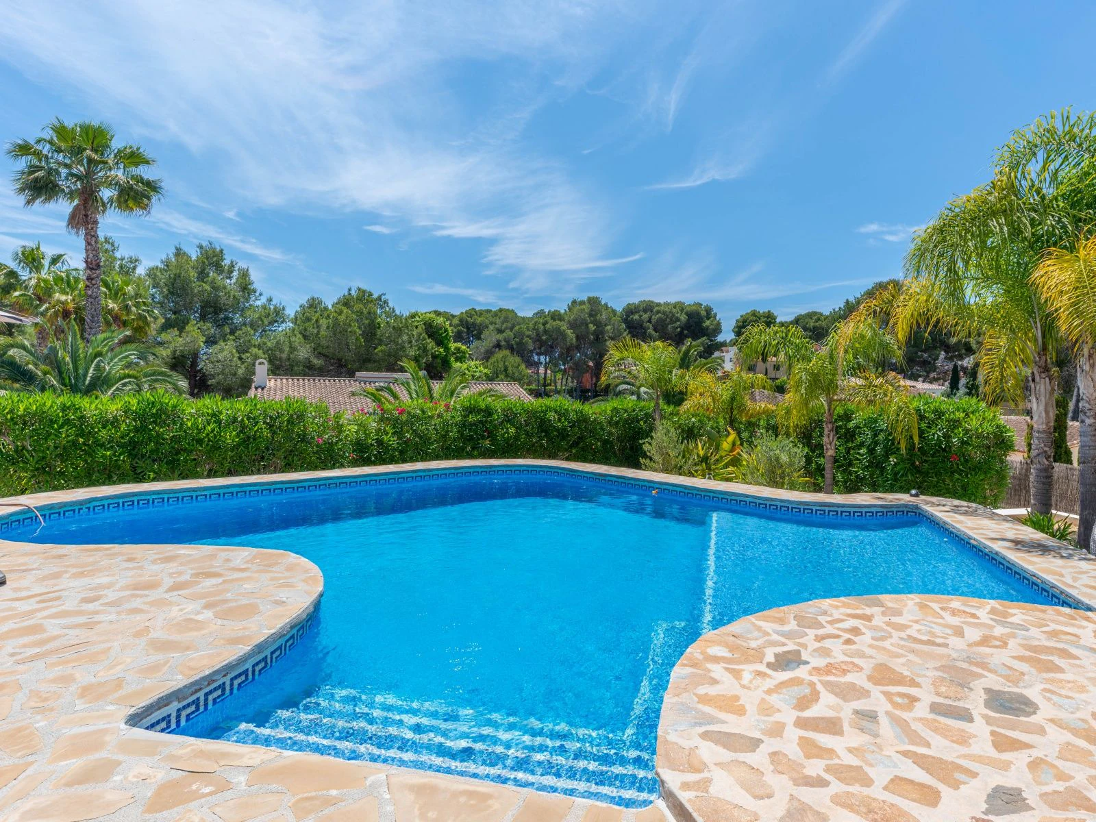 Estupenda villa mediterránea de una sola planta, a pocos pasos del centro y de la playa