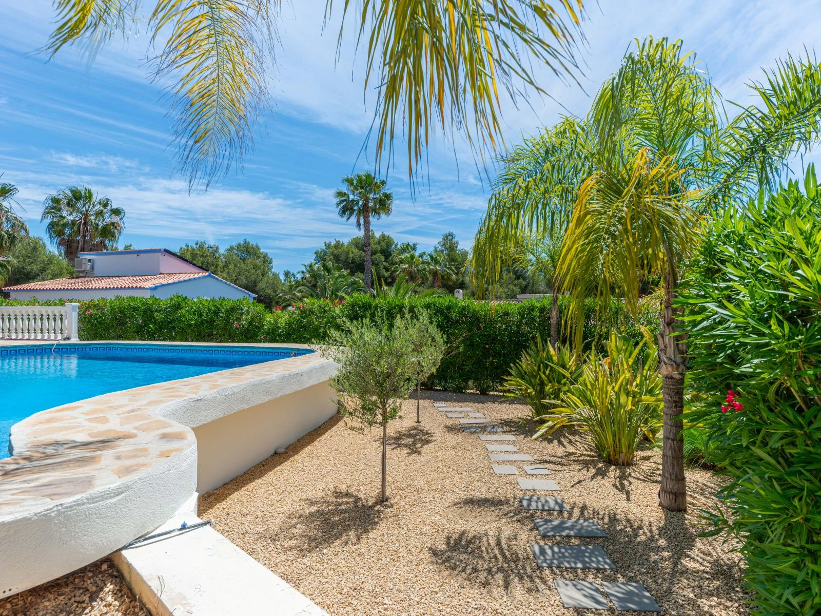 Estupenda villa mediterránea de una sola planta, a pocos pasos del centro y de la playa