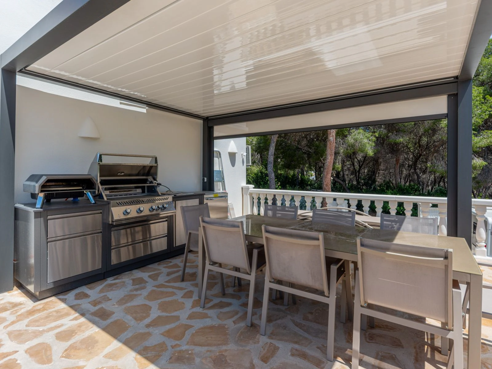 Estupenda villa mediterránea de una sola planta, a pocos pasos del centro y de la playa