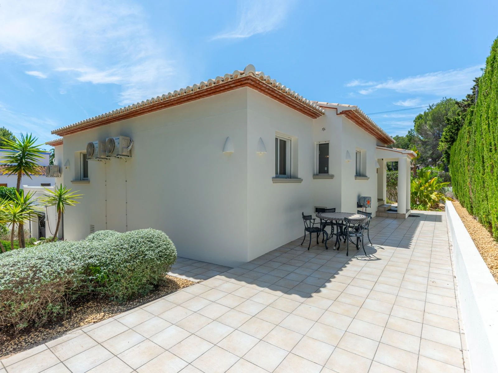 Estupenda villa mediterránea de una sola planta, a pocos pasos del centro y de la playa