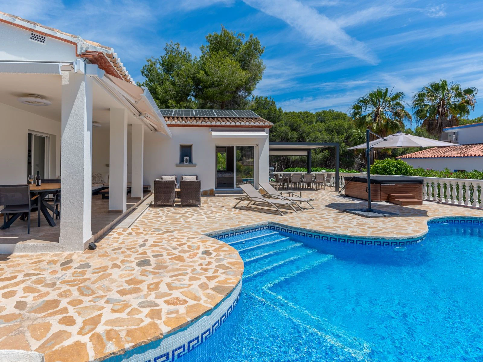 Estupenda villa mediterránea de una sola planta, a pocos pasos del centro y de la playa