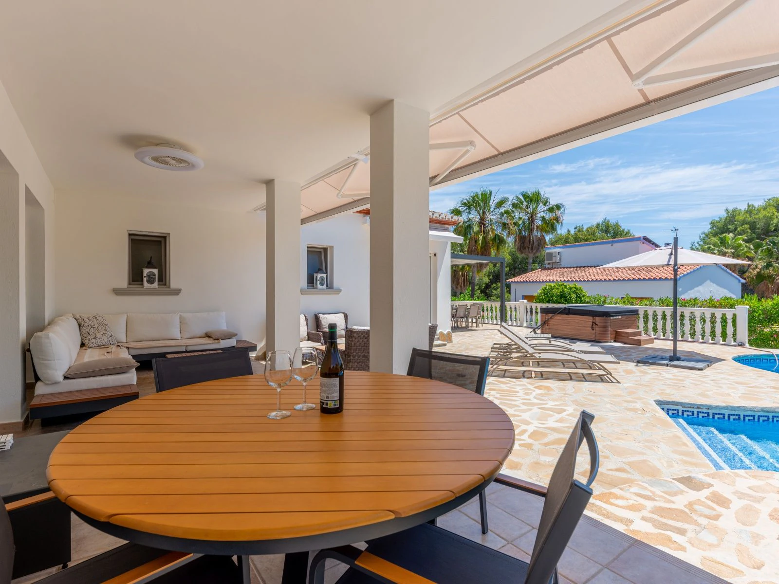 Estupenda villa mediterránea de una sola planta, a pocos pasos del centro y de la playa