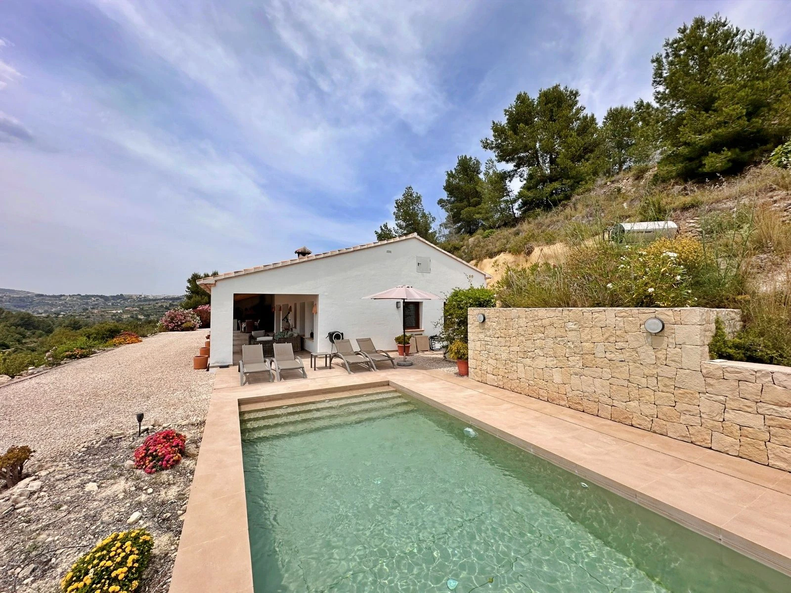 Moderna finca/villa off-grid con piscina y total privacidad en Benissa.