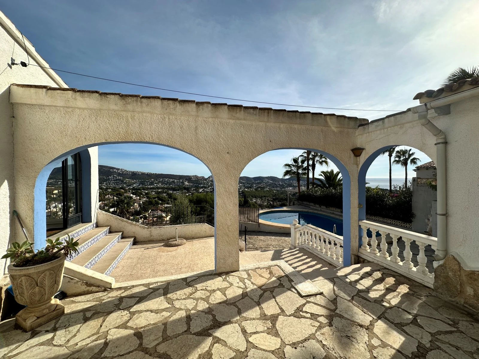 Sea view villa with renovation permit granted