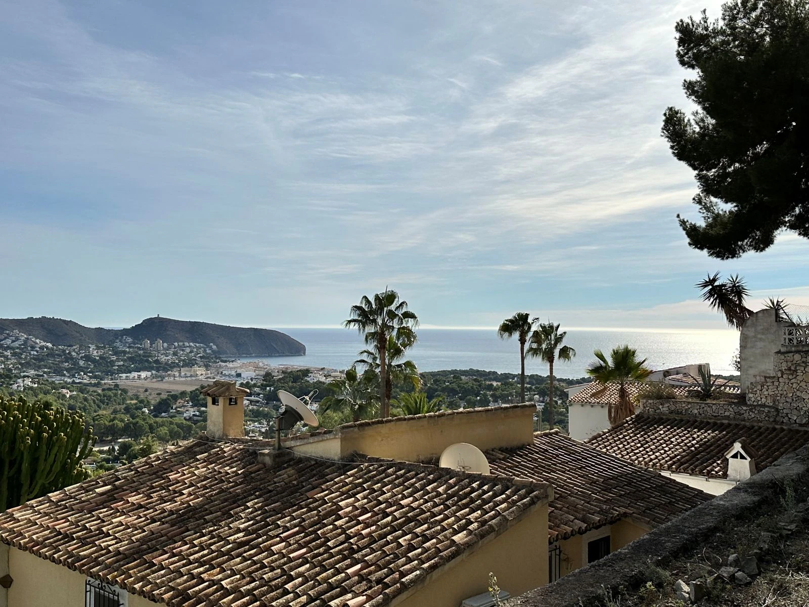 Sea view villa with renovation permit granted
