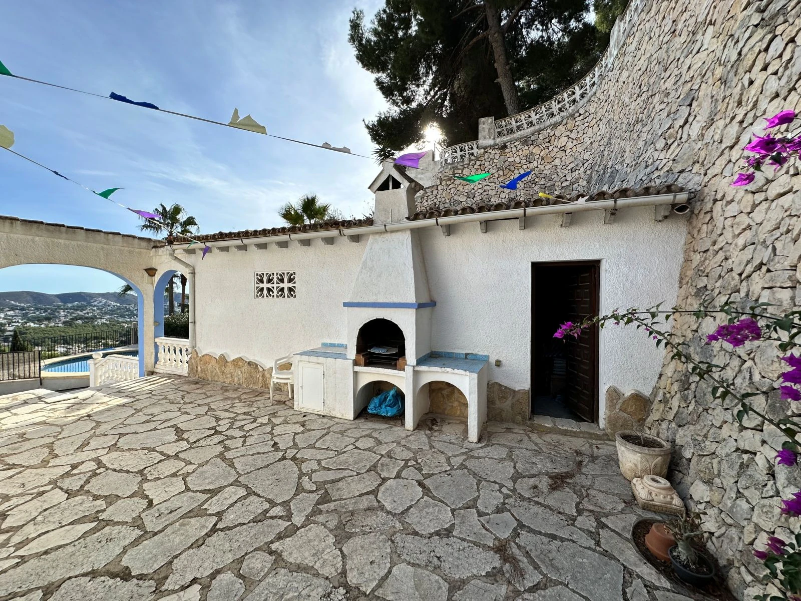 Sea view villa with renovation permit granted