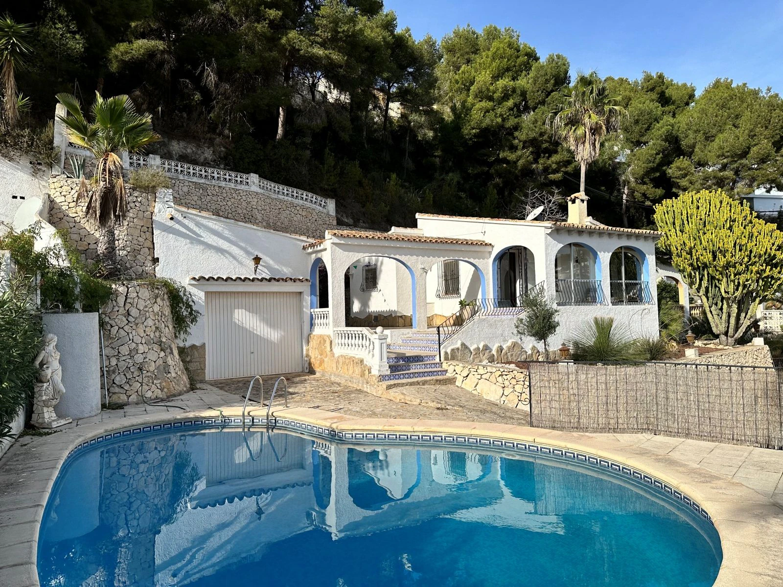 Sea view villa with renovation permit granted