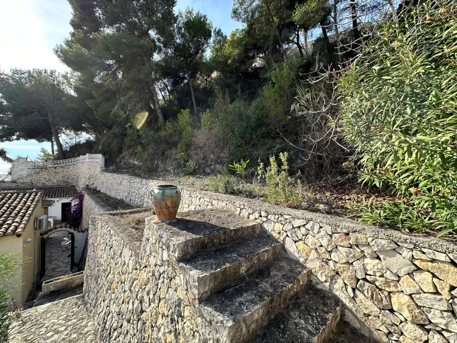 Sea view villa with renovation permit granted