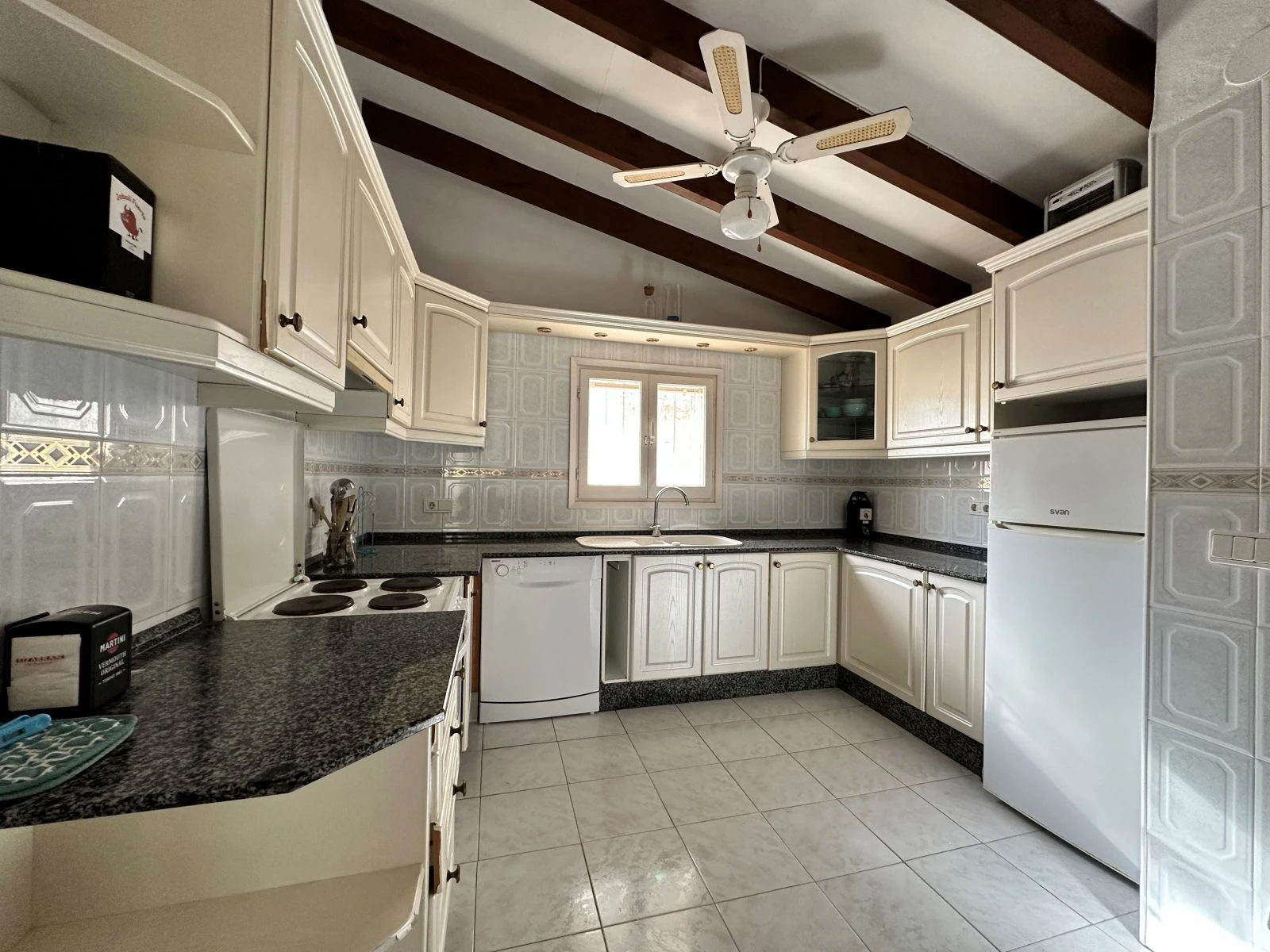 Sea view villa with renovation permit granted