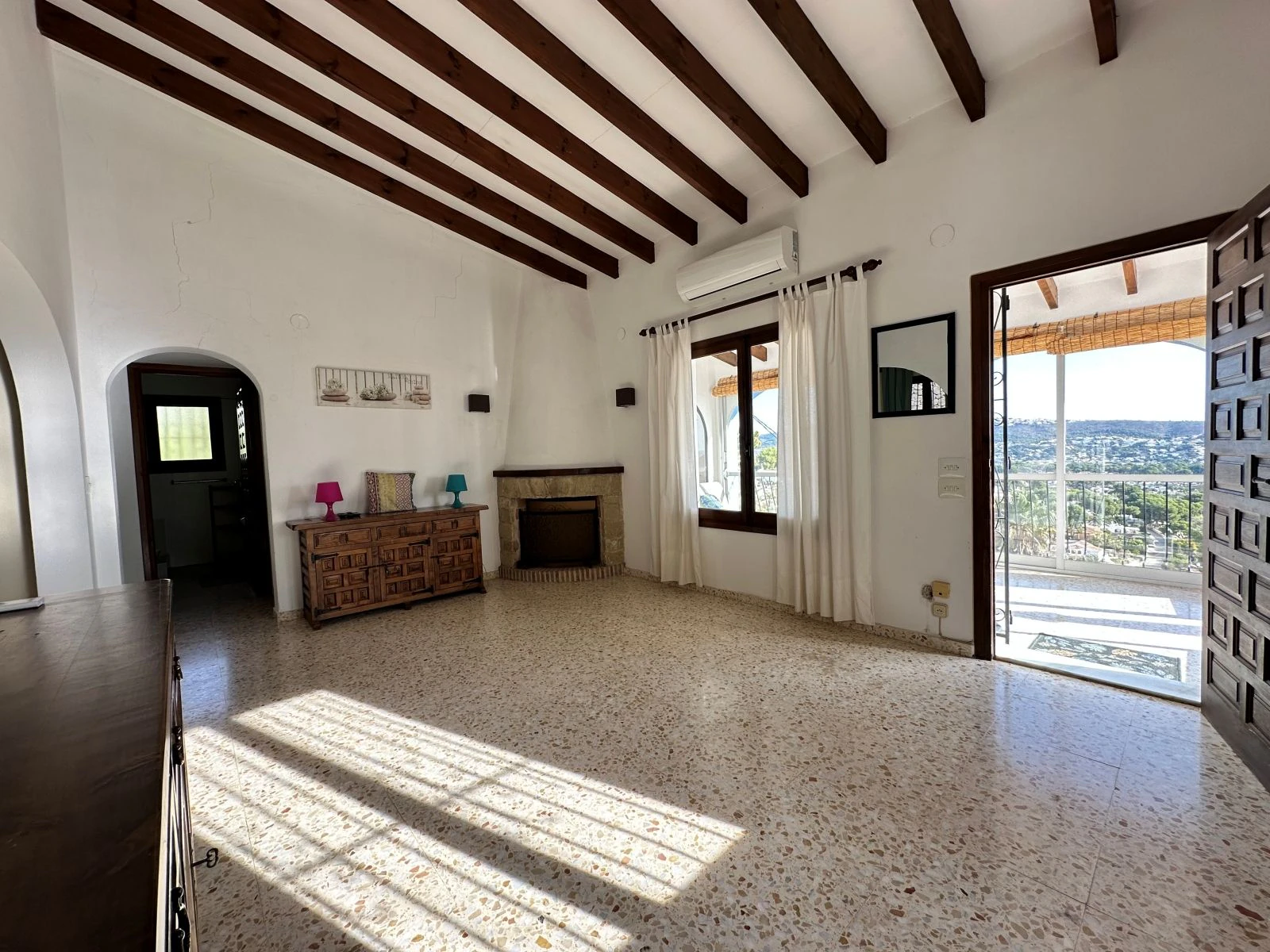 Sea view villa with renovation permit granted