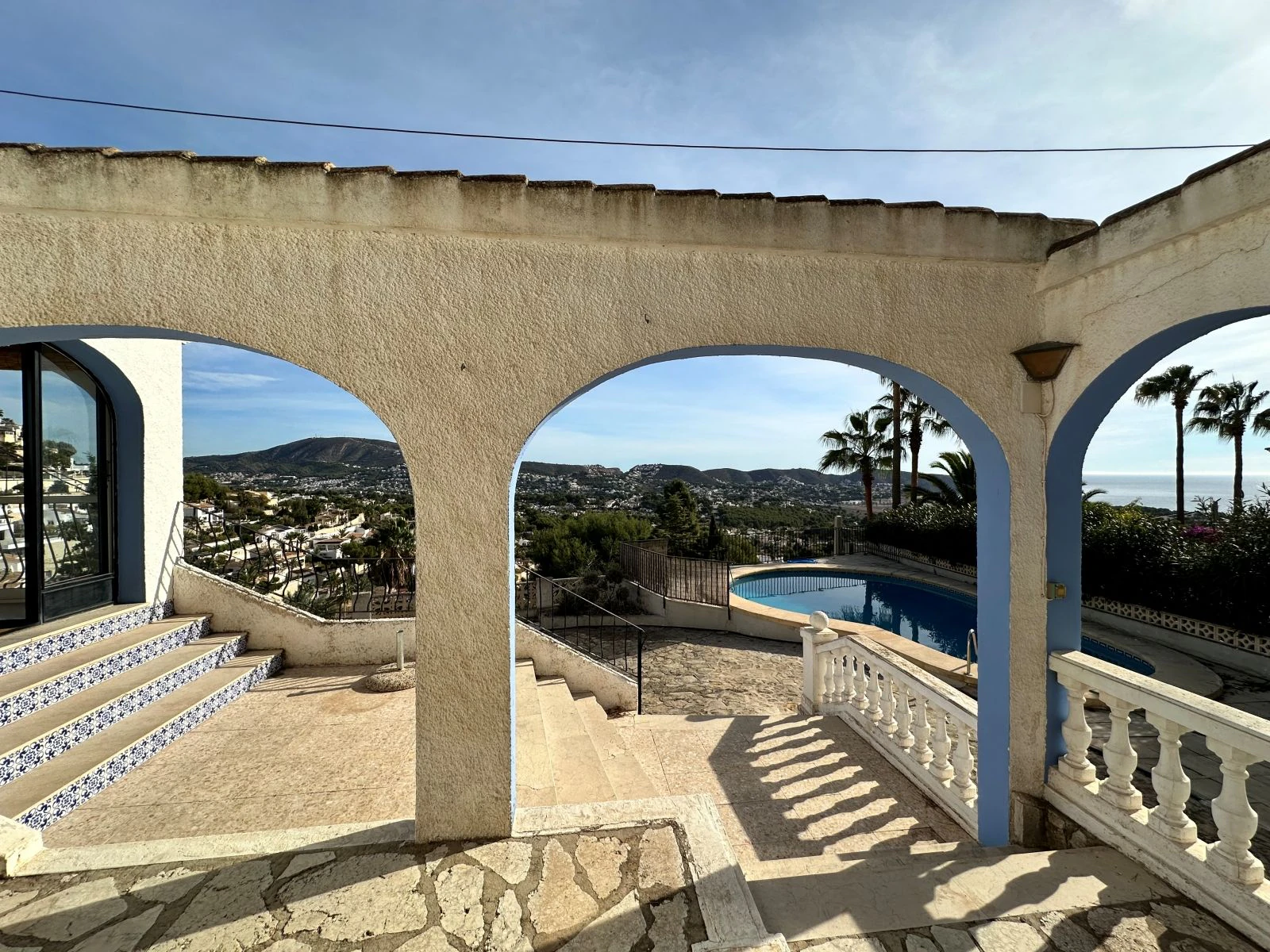 Sea view villa with renovation permit granted