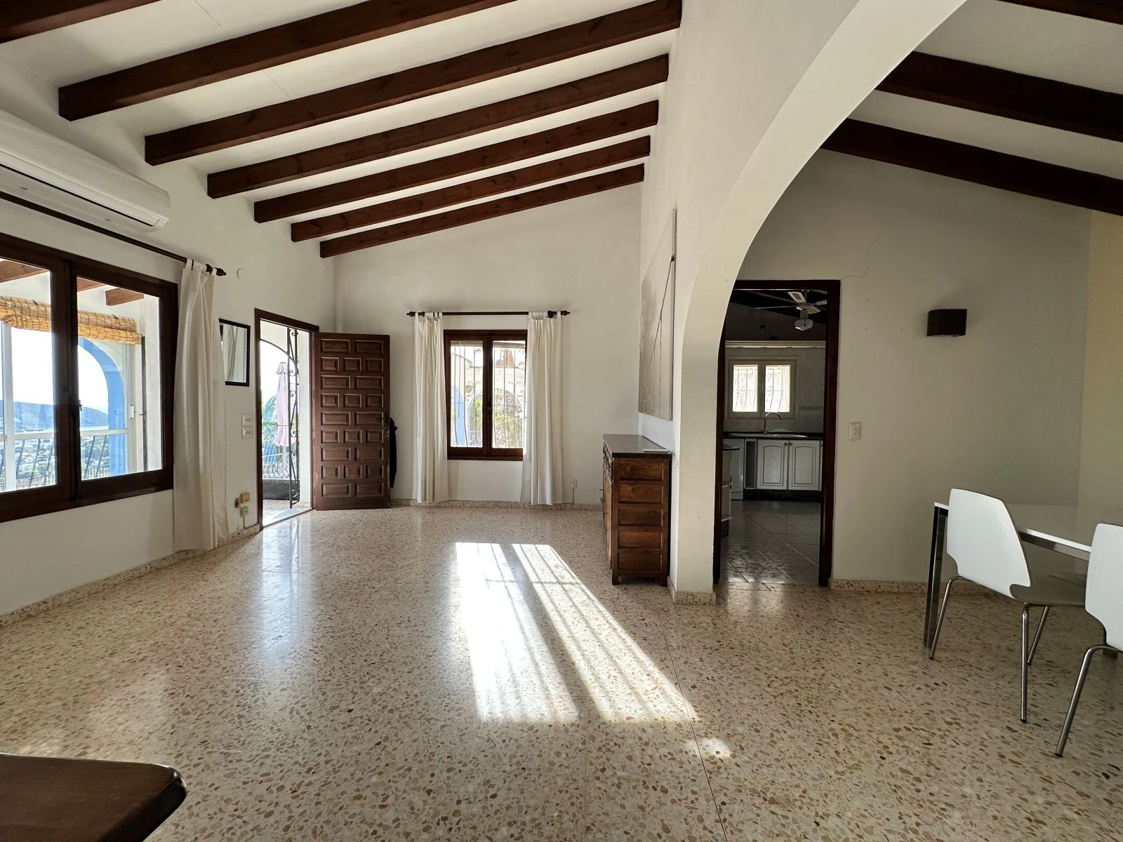 Sea view villa with renovation permit granted