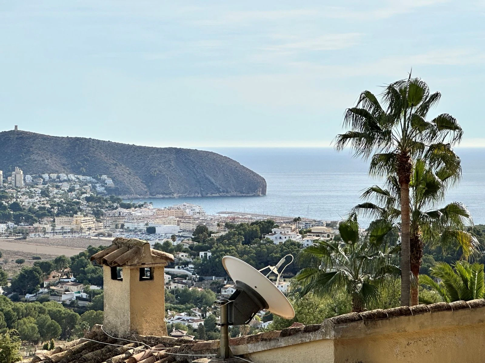 Sea view villa with renovation permit granted