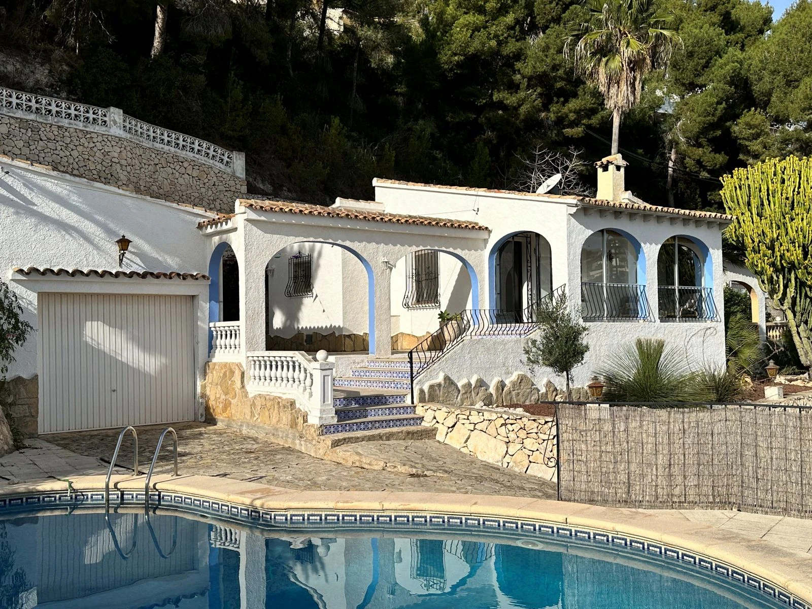 Sea view villa with renovation permit granted