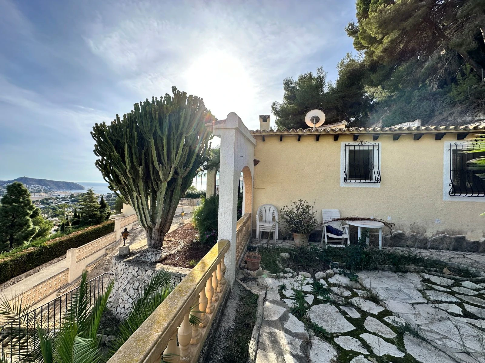 Sea view villa with renovation permit granted