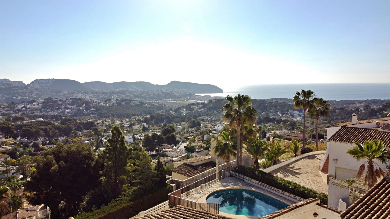 Sea view villa with renovation permit granted