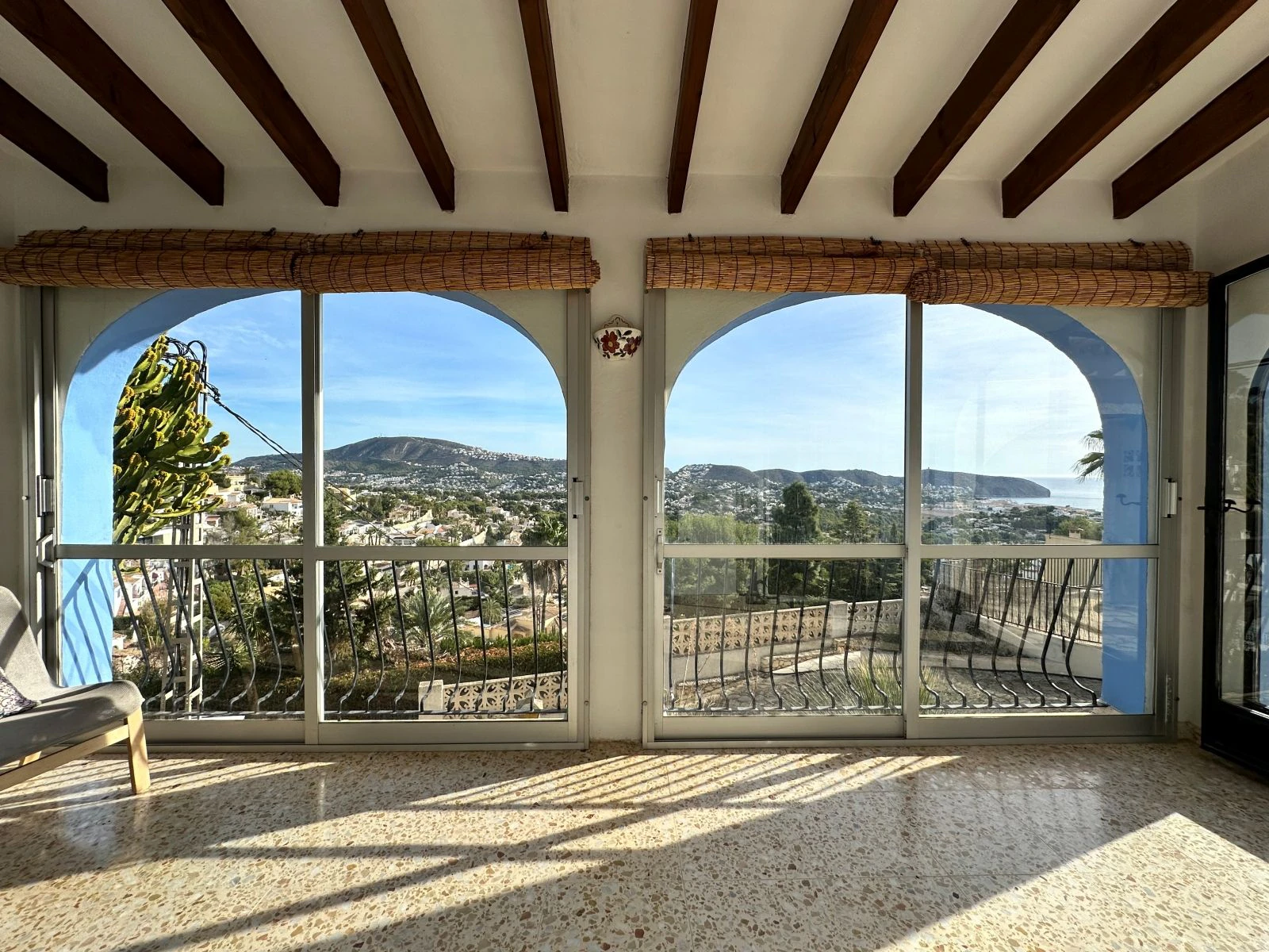 Sea view villa with renovation permit granted