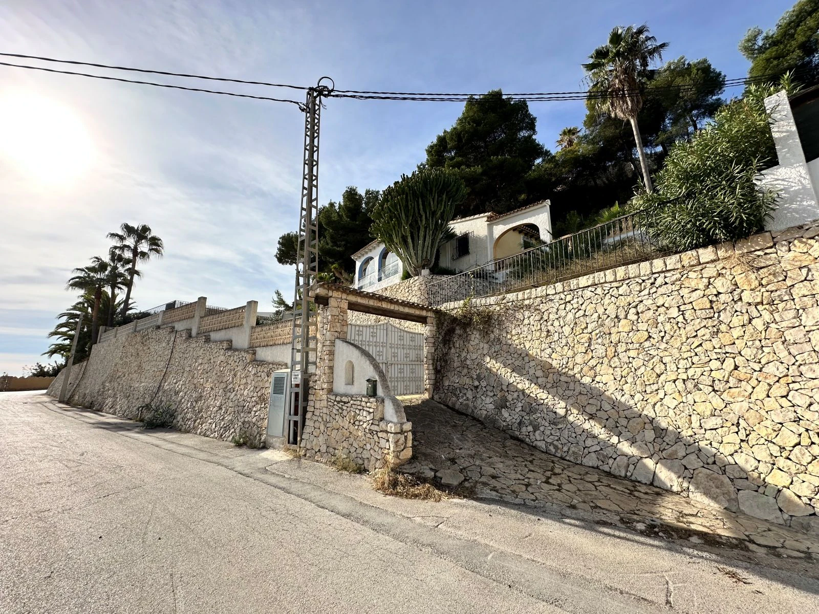 Sea view villa with renovation permit granted