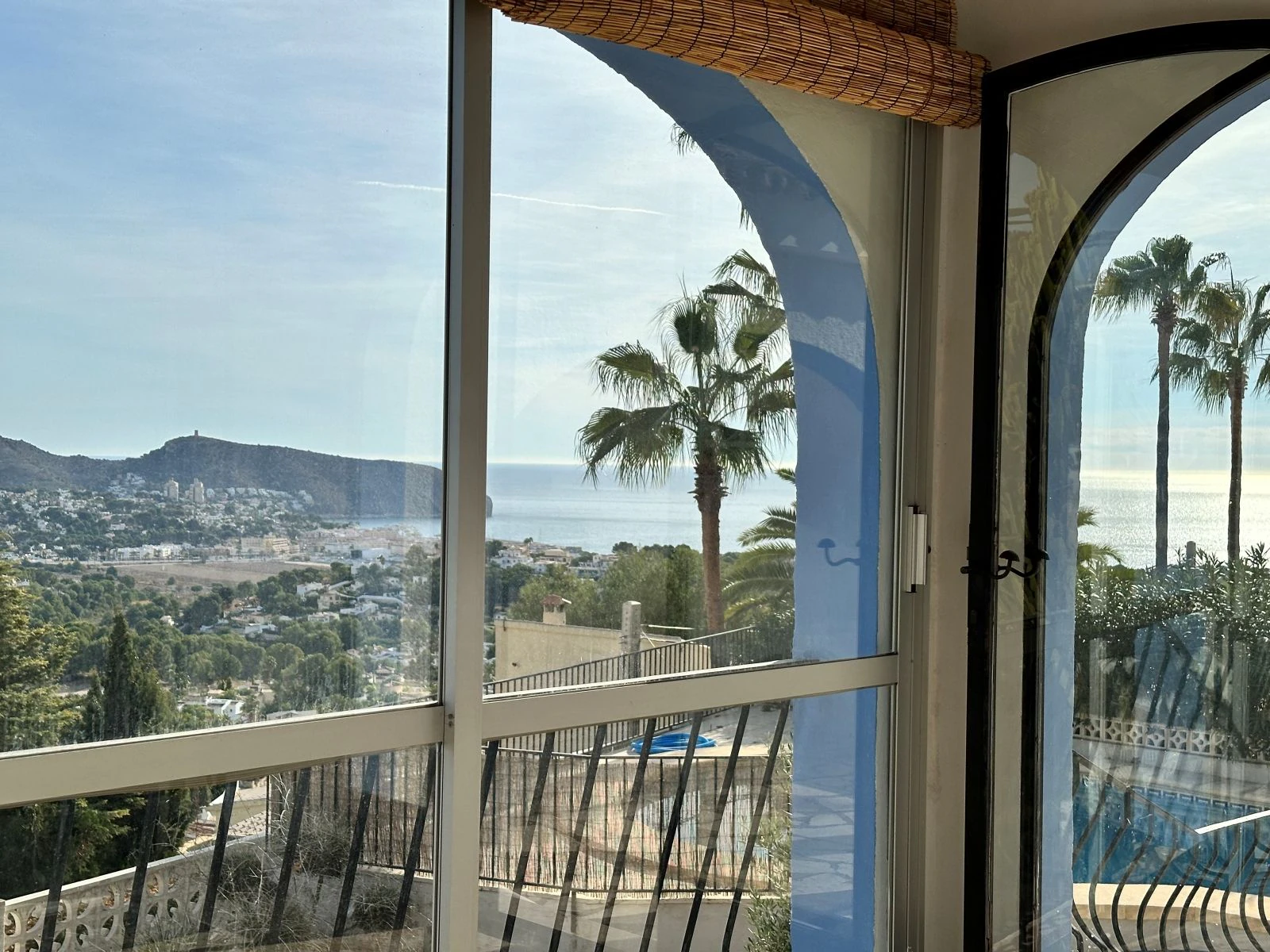 Sea view villa with renovation permit granted