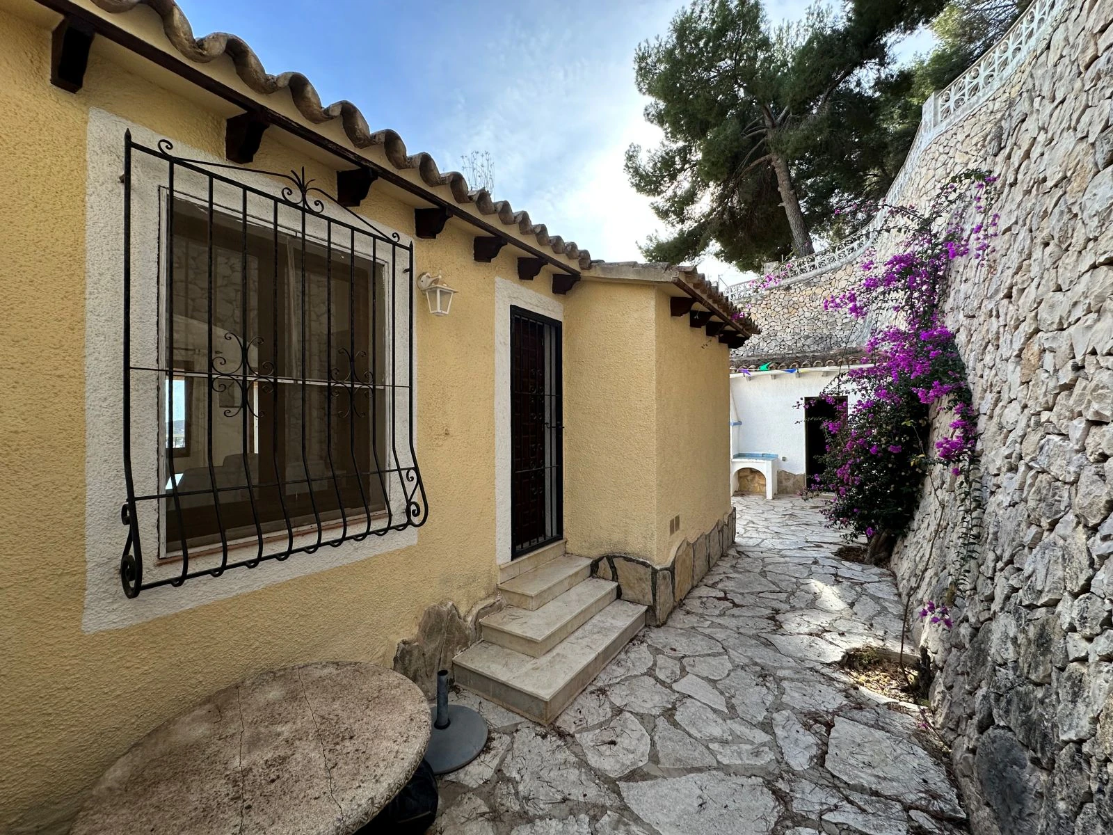 Sea view villa with renovation permit granted