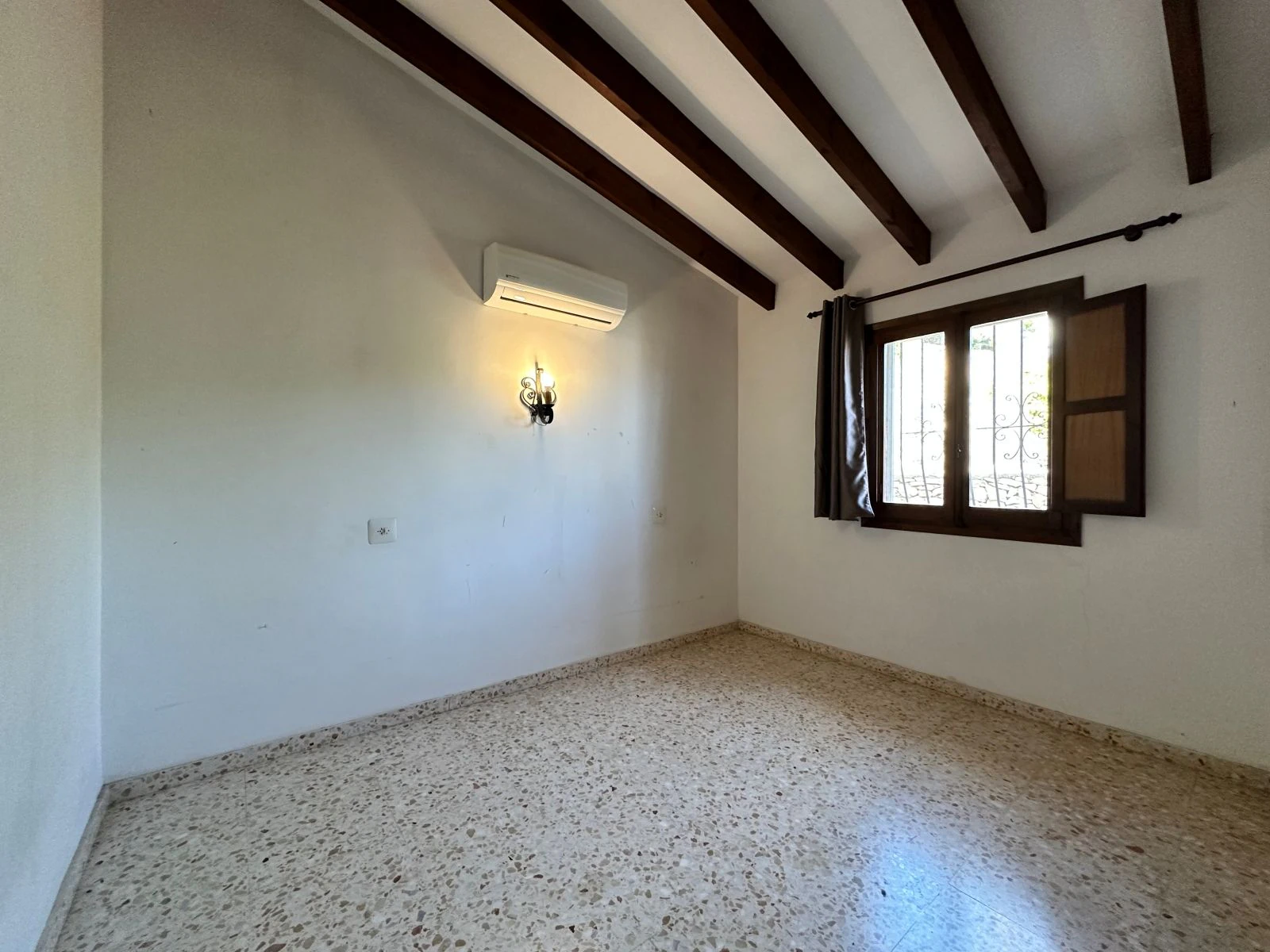 Sea view villa with renovation permit granted