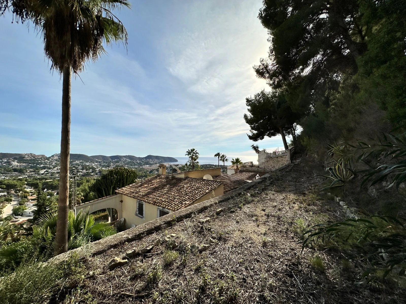 Sea view villa with renovation permit granted