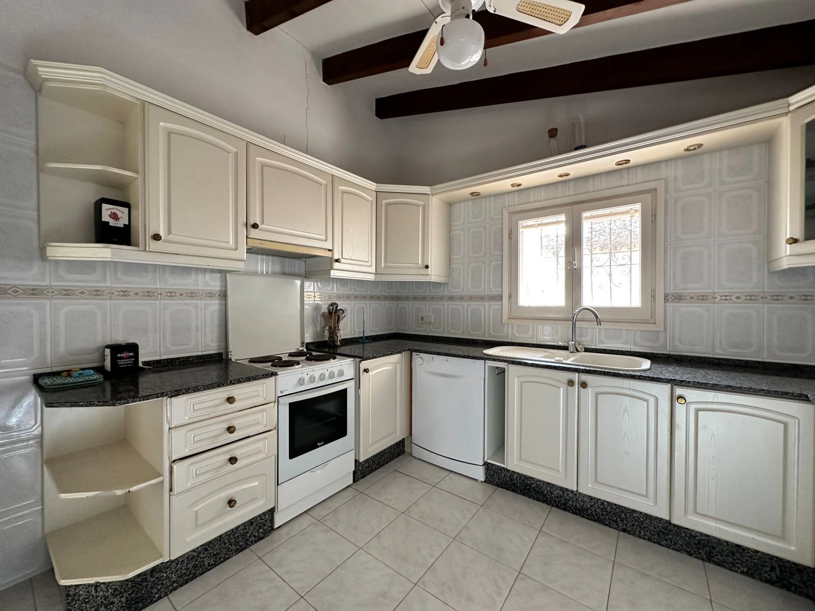 Sea view villa with renovation permit granted