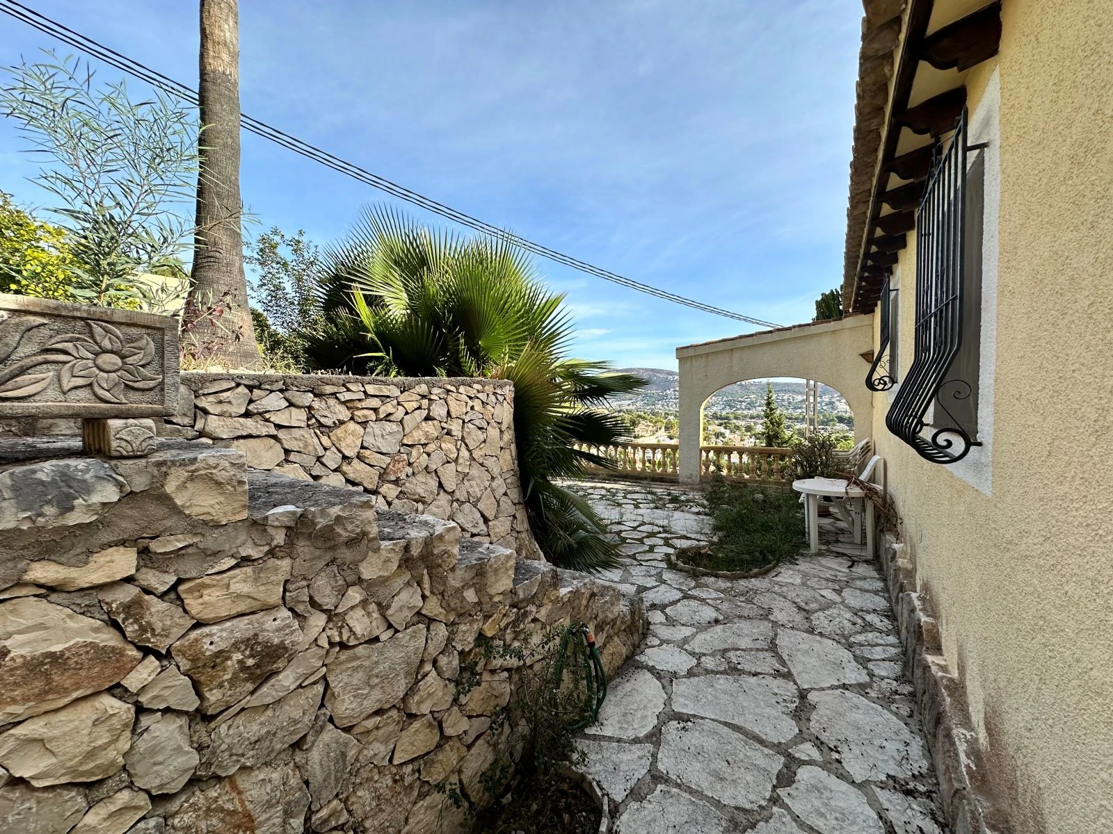 Sea view villa with renovation permit granted